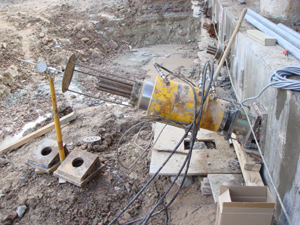 Натяжение анкера гидравлическим домкратом с использованием анкерного датчика для контроля силы